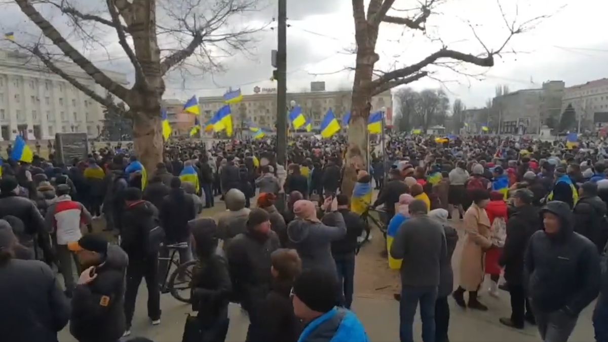 Lidé ve městech obsazených Rusy masivně protestují proti „osvoboditelům“